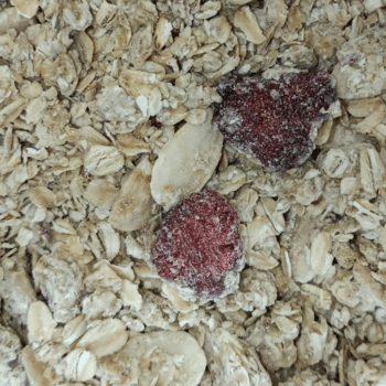 Granola Pink (Copos de Avena, Chocolate Blanco, Almendras Marconas, Fresas Deshidratadas, Nueces Macadamia…) /100 gr.